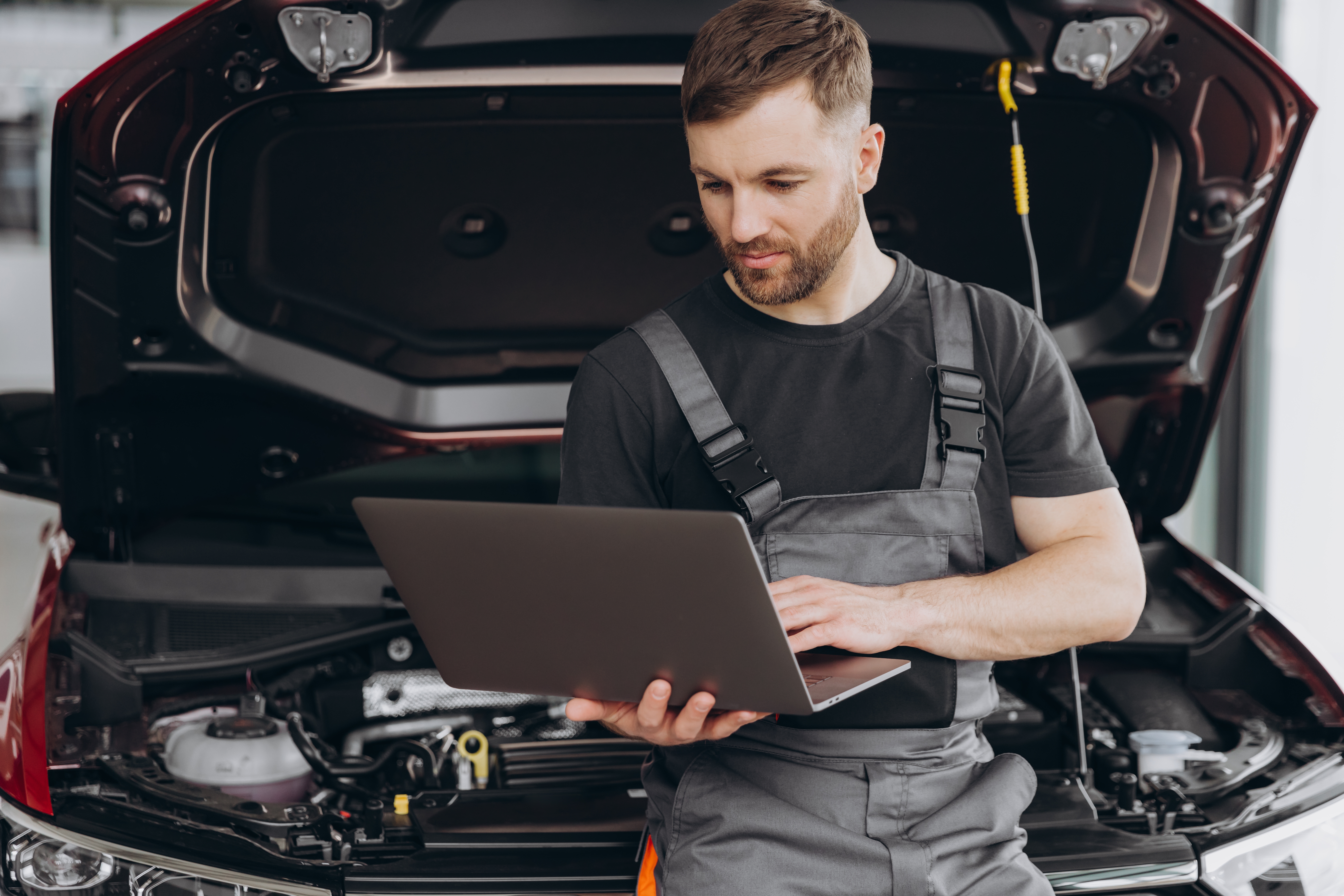 Operationeel verantwoordelijke schadebedrijf op laptop