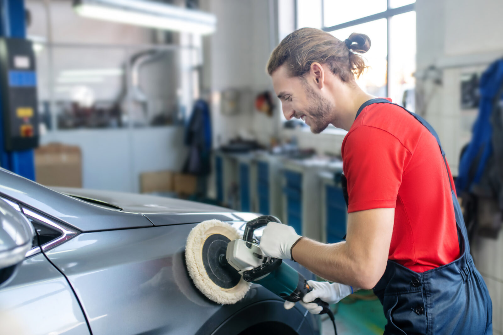 vrolijke schadehersteller aan het werk