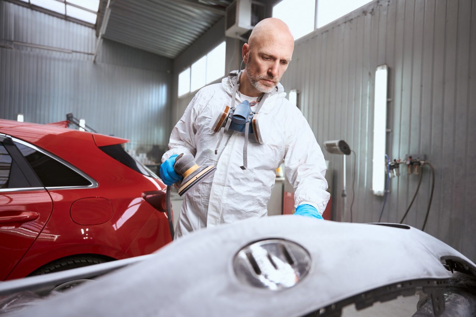 medewerker schadeherstelbedrijf in actie