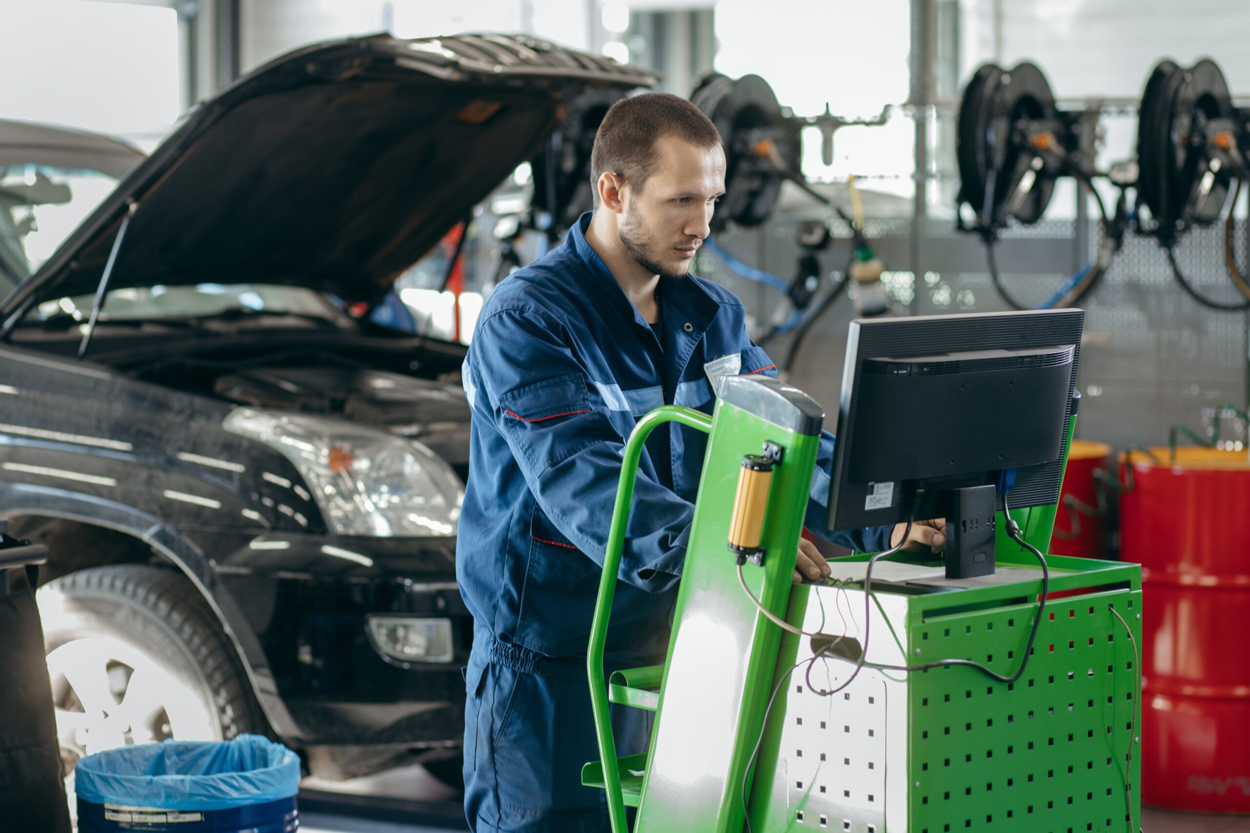 medewerker schadeherstel bekijkt status