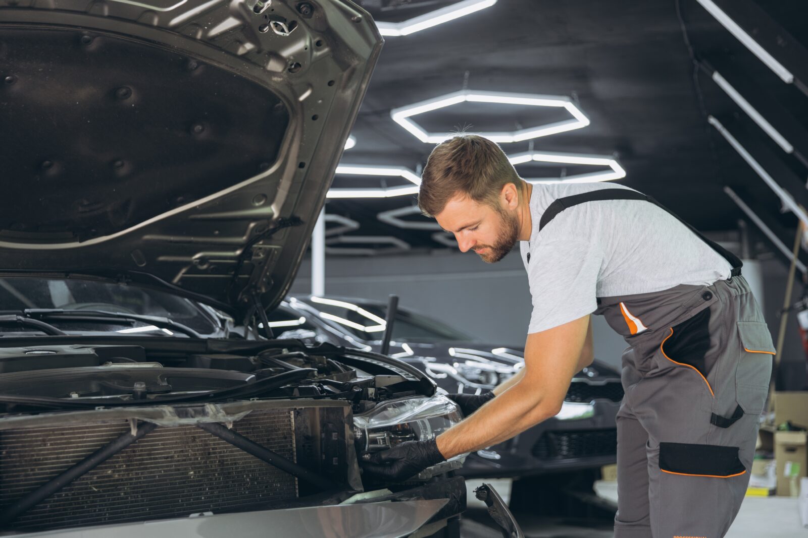 medewerker schadeherstel bezig met complexe schade