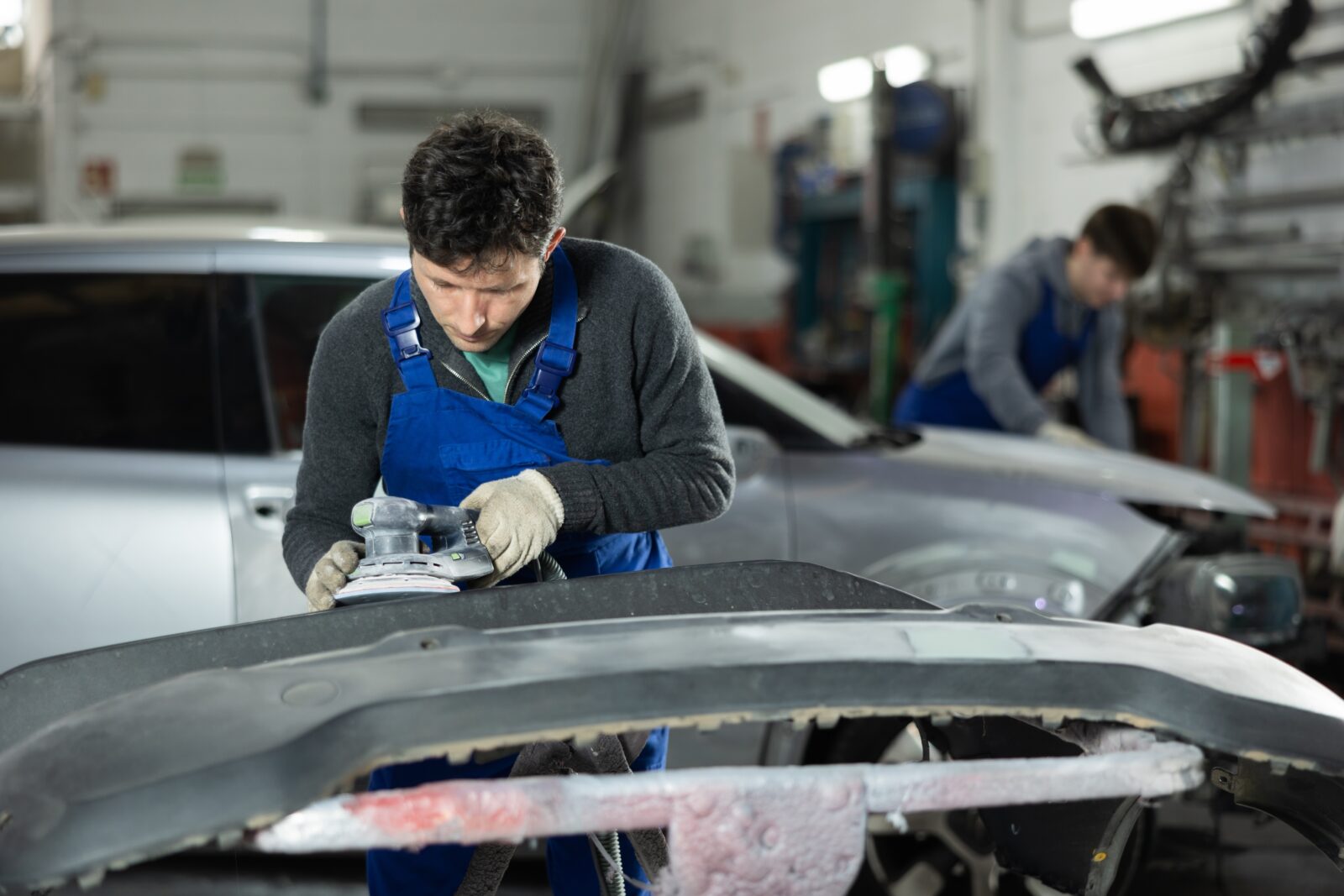 medewerker schadeherstelbedrijf in actie